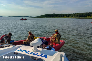 Dramatyczna akcja na Jeziorze Sławskim. Trwają poszukiwania 57-latka