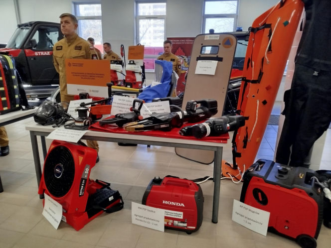 Nowy sprzęt trafi do strażaków z Siedlec, Łosic, Makowa Mazowieckiego, Ostrołęki, Ostrowi Mazowieckiej, Pułtuska, Sokołowa Podlaskiego, Węgrowa i Wyszkowa