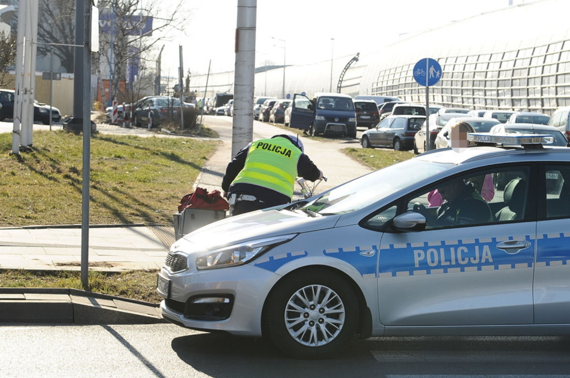 Gruchnął małym nissanem w rowerzystkę na przejeździe! Krok od tragedii