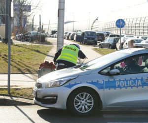 Gruchnął małym nissanem w rowerzystkę na przejeździe! Krok od tragedii