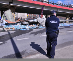 GDYNIA - ZDJĘCIA: Zderzenie TIRA z TROLEJBUSEM. 1 osoba NIE ŻYJE, 11 jest RANNYCH