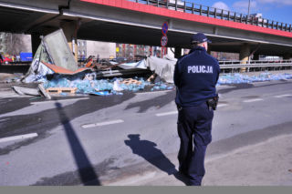 GDYNIA - ZDJĘCIA: Zderzenie TIRA z TROLEJBUSEM. 1 osoba NIE ŻYJE, 11 jest RANNYCH