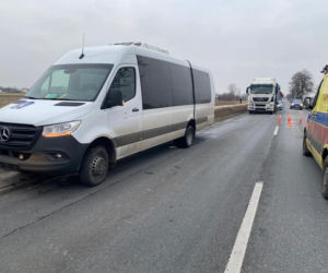 Dramat na drodze! Bus z dziećmi zderzył się z ciężarówką w Rychwale. Są ranni!