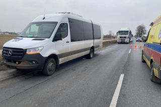 Dramat na drodze! Bus z dziećmi zderzył się z ciężarówką w Rychwale. Są ranni!