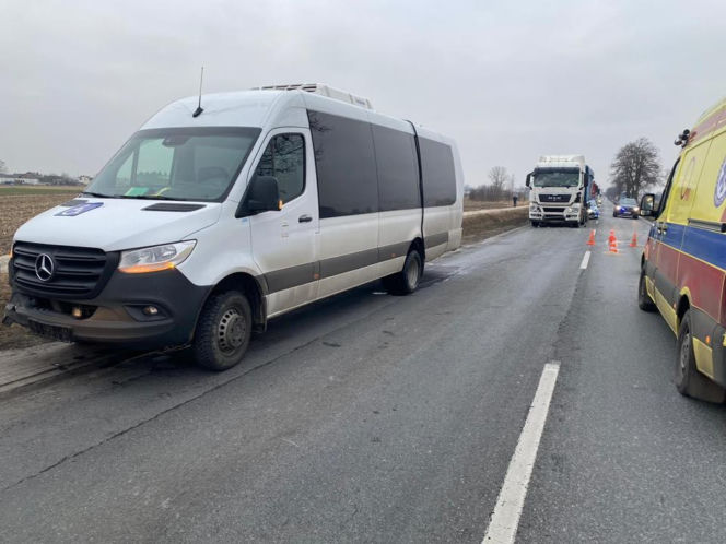 Dramat na drodze! Bus z dziećmi zderzył się z ciężarówką w Rychwale. Są ranni!