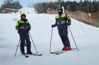 Policjanci na nartach pilnują stoków w Małopolsce. Wskazują, za co można dostać mandat [GALERIA]
