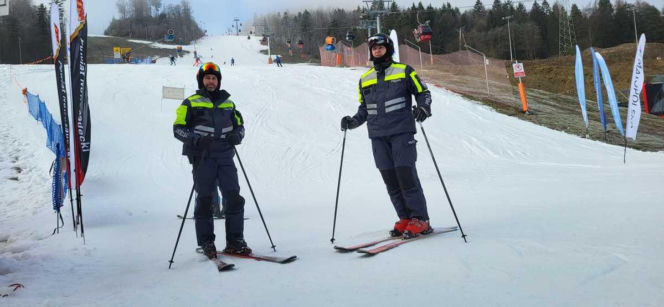 Policjanci na nartach pilnują stoków w Małopolsce. Wskazują, za co można dostać mandat [GALERIA]