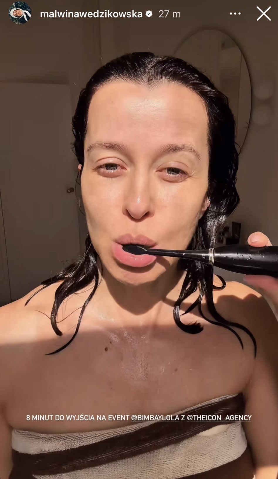 Malwina Wędzikowska w ręczniku i... bez