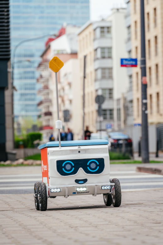 Na ulice Warszawy wyjechał pierwszy w historii marki, półautonomiczny robot dostawczy Pyszne.pl