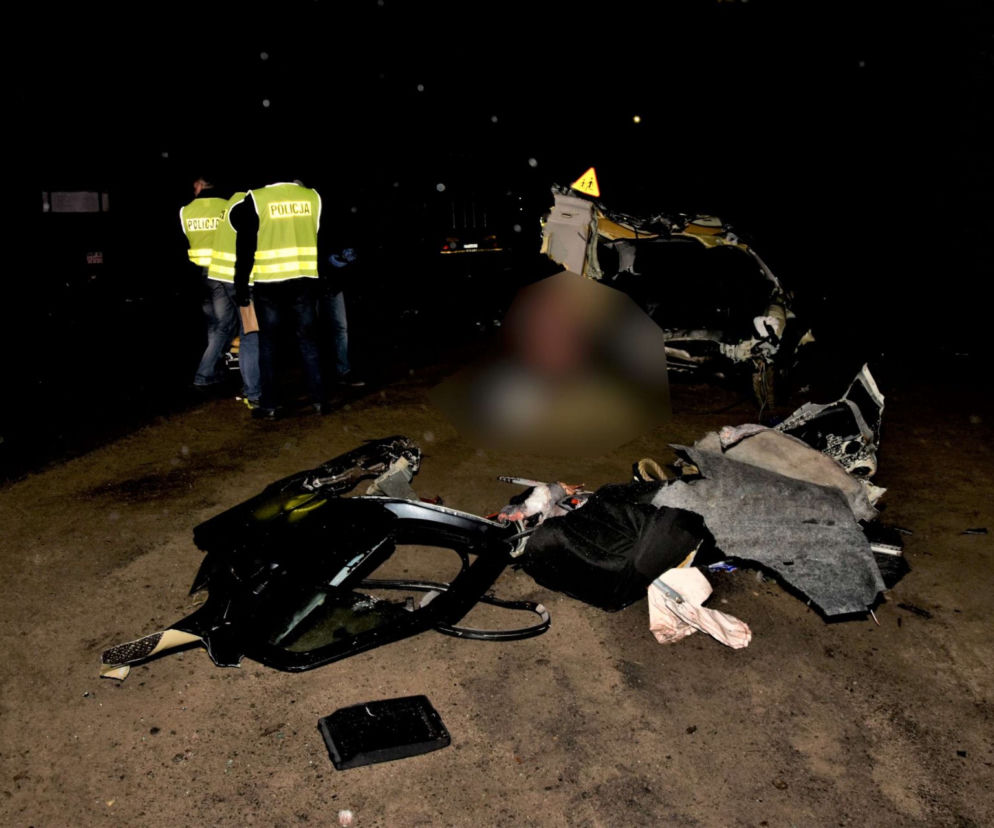 Volkswagen Bora rozpadł się na części. Zginęły trzy osoby