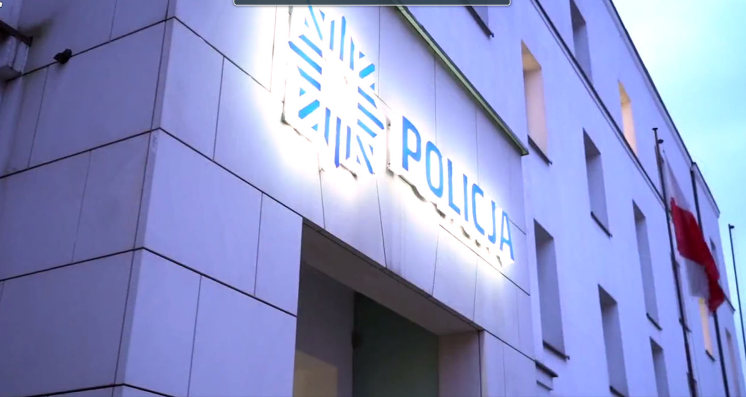 Zerwała ukraińskie wstążki, teraz przeprasza. Film ze skruszoną policjantką obiega internet
