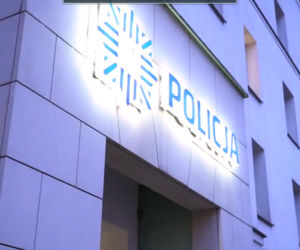 Zerwała ukraińskie wstążki, teraz przeprasza. Film ze skruszoną policjantką obiega internet