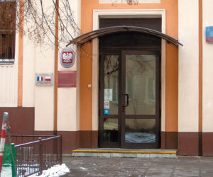 Rządowy bus wozi córkę ministra Jacka Cichockiego i dziecko sąsiadów do szkoły