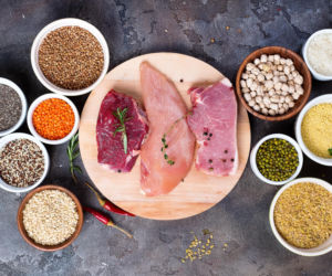 Łuszczyca atakuje mocniej przez te produkty. Badacze z Londynu ostrzegają: jeden typ białka nasila zmiany