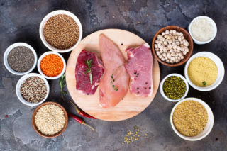 Łuszczyca atakuje mocniej przez te produkty. Badacze z Londynu ostrzegają: jeden typ białka nasila zmiany