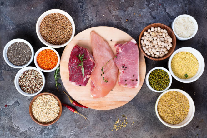 Łuszczyca atakuje mocniej przez te produkty. Badacze z Londynu ostrzegają: jeden typ białka nasila zmiany