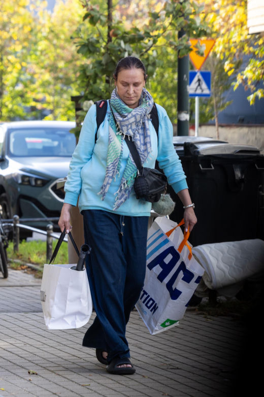 Zdyszana Kayah dźwiga sama