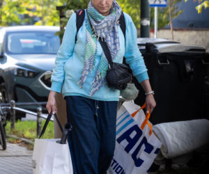 Zdyszana Kayah dźwiga sama