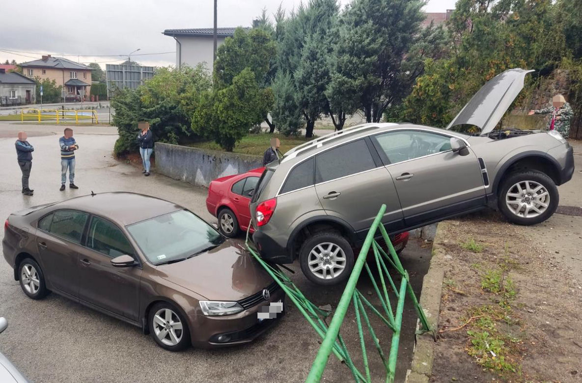 Groza na parkingu w Radziejowie. Źle zabezpieczone auto staranowało barierkę