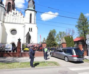 Karawany z wieńcami przyjechały na pogrzeb Łukasza Litewki
