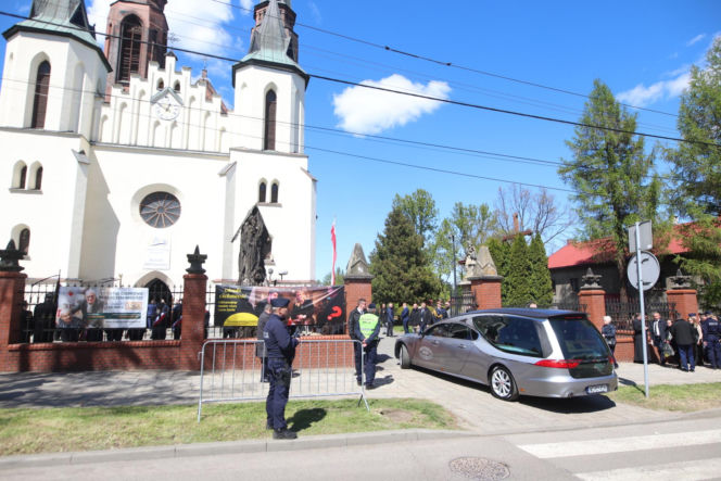 Karawany z wieńcami przyjechały na pogrzeb Łukasza Litewki