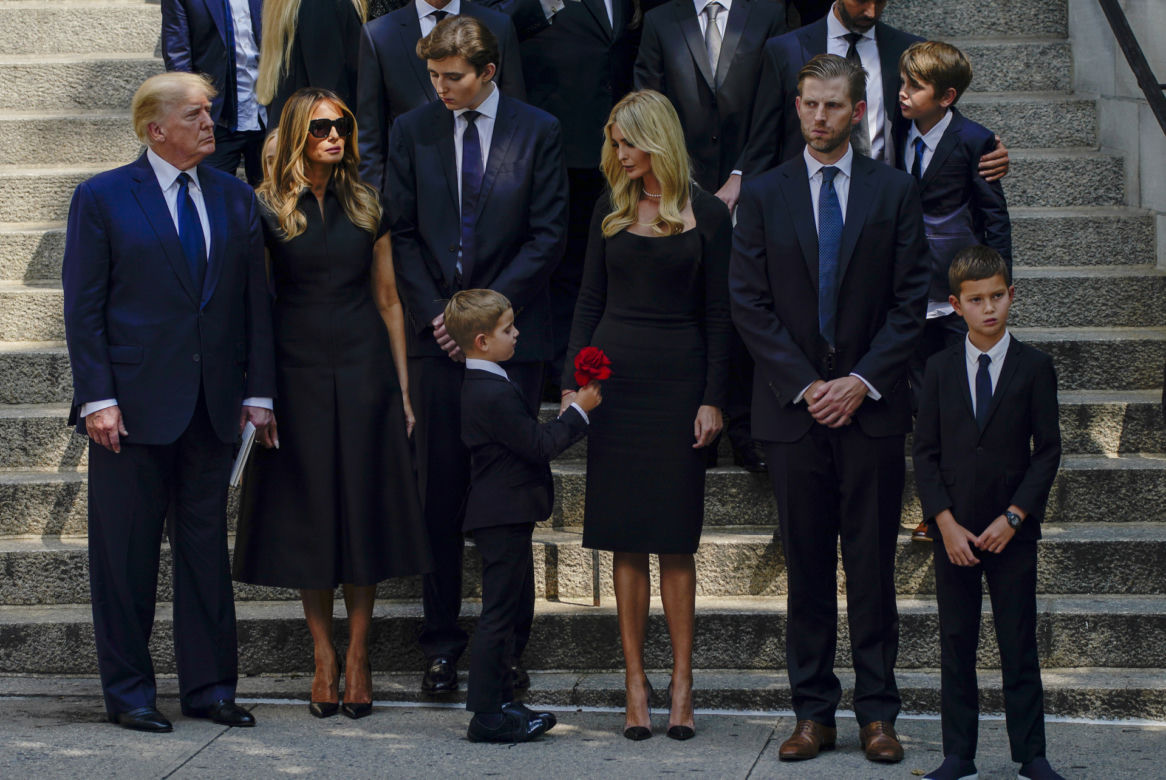 Ivana Trump pochowana na polu golfowy. To przekręt podatkowy Donalda Trumpa?