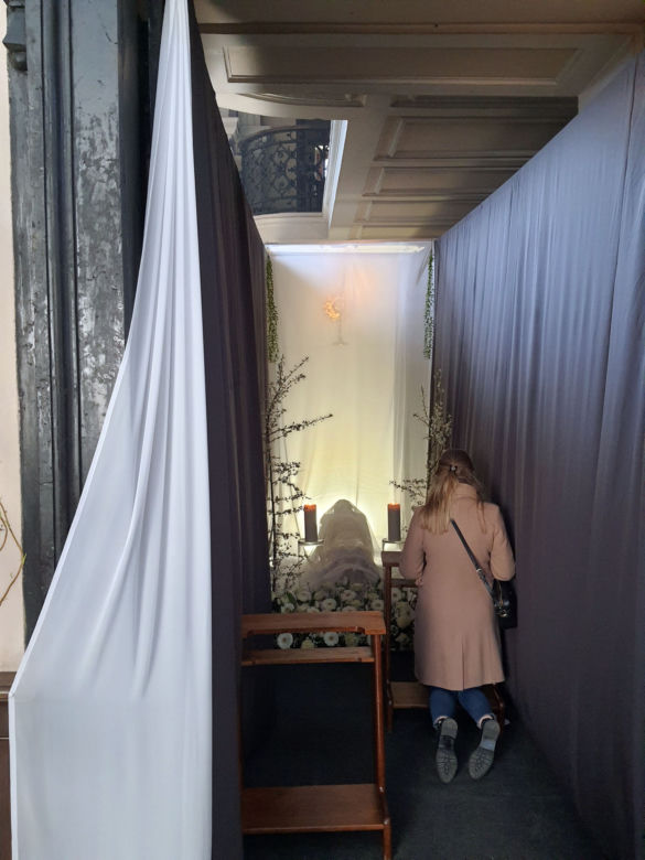 Nietypowe Groby Pańskie. Instalacje zaskakują i skłaniają do przemyśleń. Są w nich ukryte symbole 