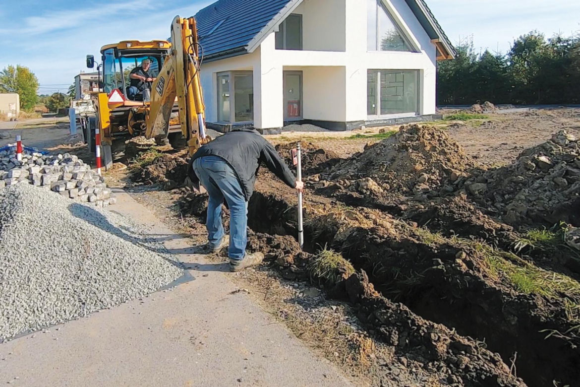 Wykop pod ogrodzenie z pustaków