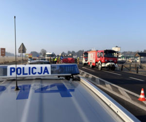 Osobówka wbiła się pod naczepę ciężarówki. Kierowca nie żyje, droga krajowa zablokowana