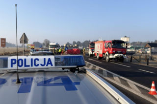 Osobówka wbiła się pod naczepę ciężarówki. Kierowca nie żyje, droga krajowa zablokowana