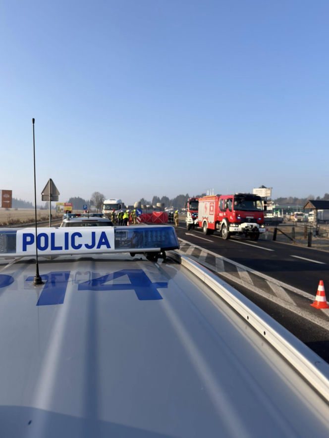 Osobówka wbiła się pod naczepę ciężarówki. Kierowca nie żyje, droga krajowa zablokowana