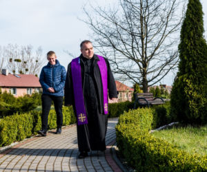 Ksiądz spowiada, spacerując [ZOBACZ ZDJĘCIA]