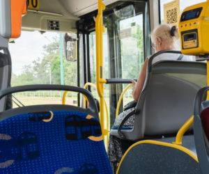 Groza w Warszawie! Zaatakował obcych ludzi w autobusie