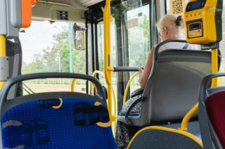 Groza w Warszawie! Zaatakował obcych ludzi w autobusie