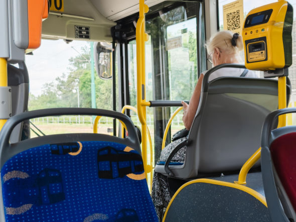 Groza w Warszawie! Zaatakował obcych ludzi w autobusie