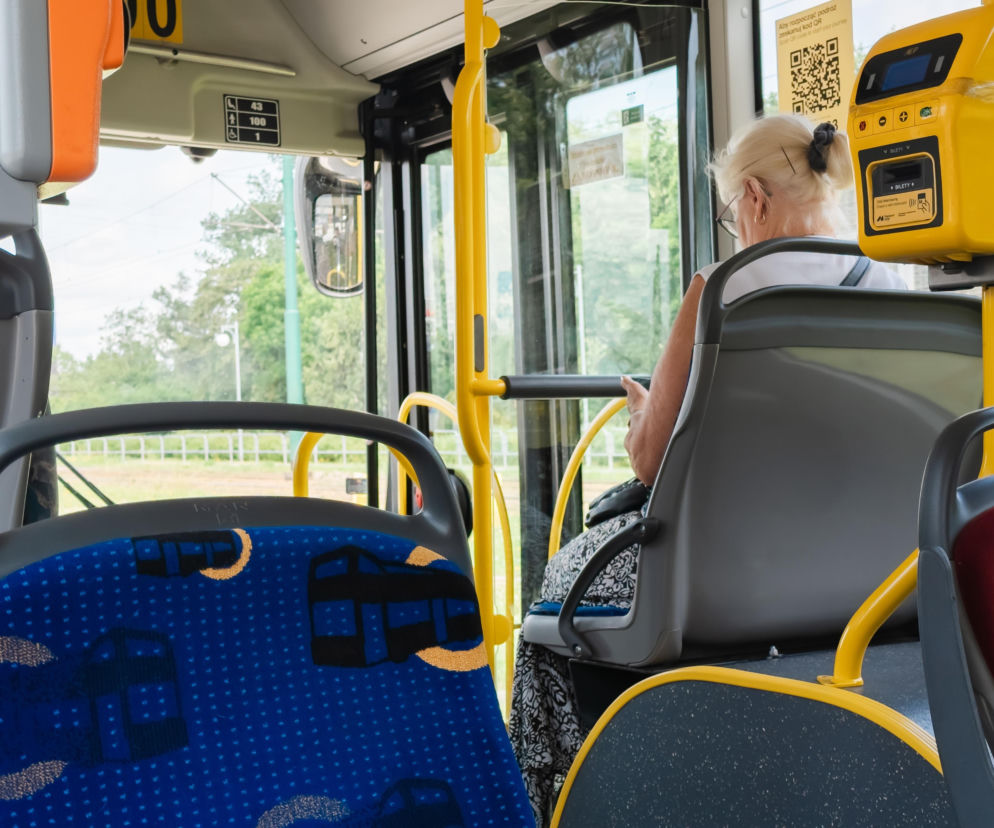 Dramat w warszawskim autobusie. Nożownik zaatakował dwóch mężczyzn, po czym uciekł