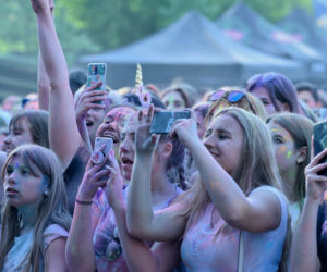 W Lubinie wybuchła bitwa... na kolorowe proszki. Zobacz zdjęcia z Festiwalu Kolorów! [GALERIA]