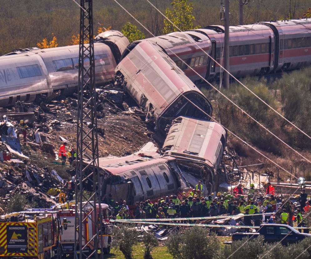 Wykolejone wagony pociągów po katastrofie w Hiszpanii i służby ratunkowe. O tragedii w miejscowości Urda przeczytasz w SE.
