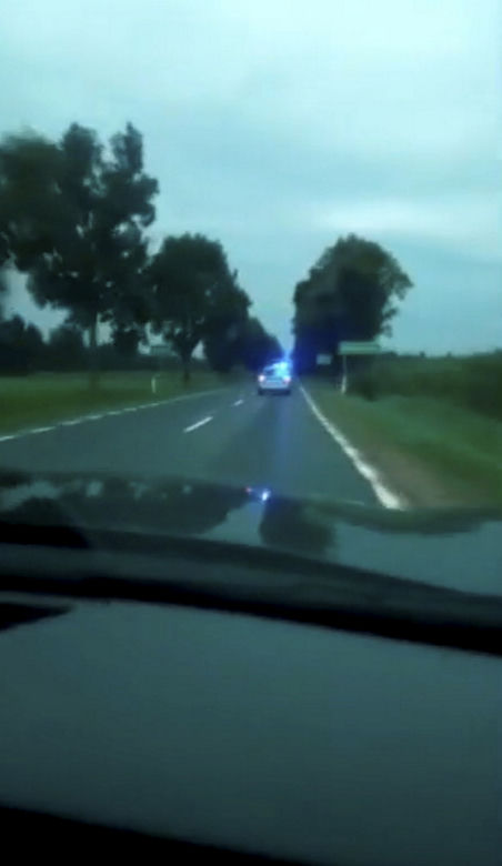 Polscy Bonnie i Clyde zatrzymani pod Sierpcem! W trakcie pościgu próbowali przejechać policjanta [ZDJĘCIA].