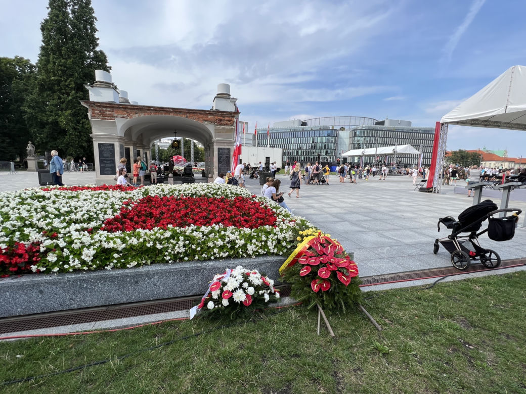 Wieniec od prezydenta Rafała Trzaskowskiego leży pod klombem. Co się stało przy Grobie Nieznanego Żołnierza?