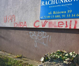 Antyukraińskie napisy na budynku na osiedlu Bukowym