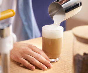 Cappuccino, latte macchiato czy flat white jak z kawiarni? Z Philips Baristina Latte przygotujesz je w prosty sposób