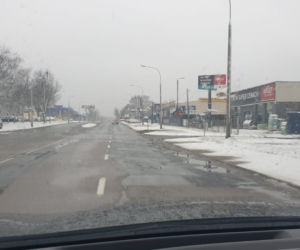 Zimowe warunki na drogach! Śnieg sypie w Olsztynie i w okolicy