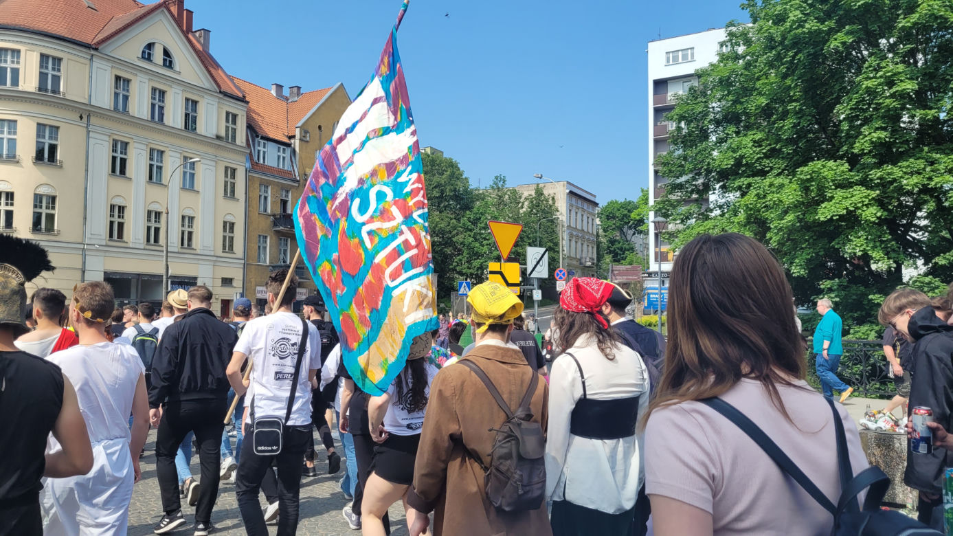 Kortowiadę czas zacząć! Kolorowa Parada Wydziałów przeszła ulicami Olsztyna [ZDJĘCIA]