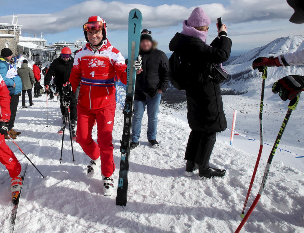 Prezydent Andrzej Duda podczas 10. edycji charytatywnych zawodów "12H Slalom Maraton Zakopane 2024" na Kasprowym Wierchu