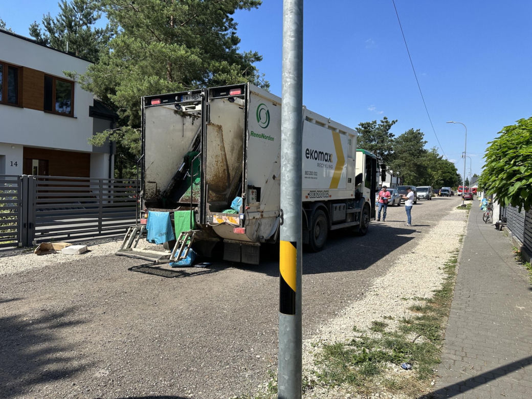 Mężczyzna wciągnięty przez śmieciarkę. Rannego przetransportowano do szpitala w Warszawie