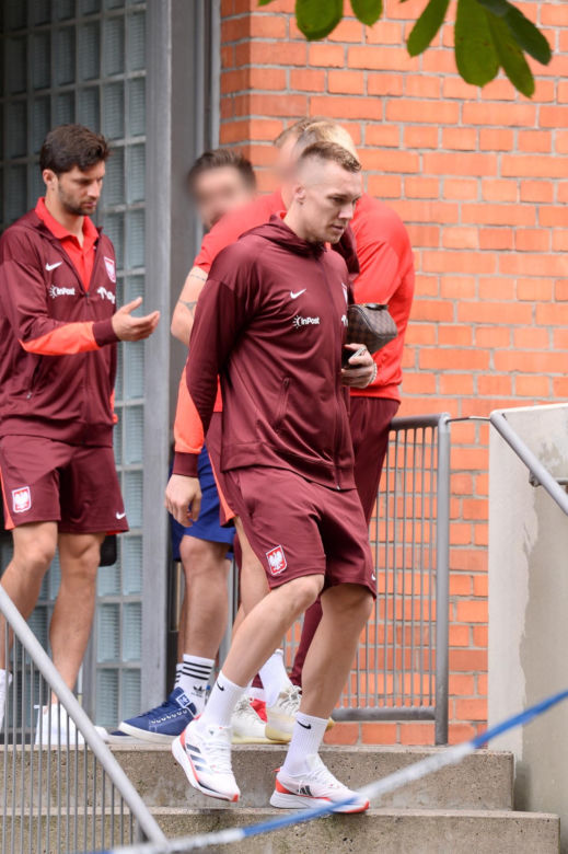 Załamani piłkarze idą na trening