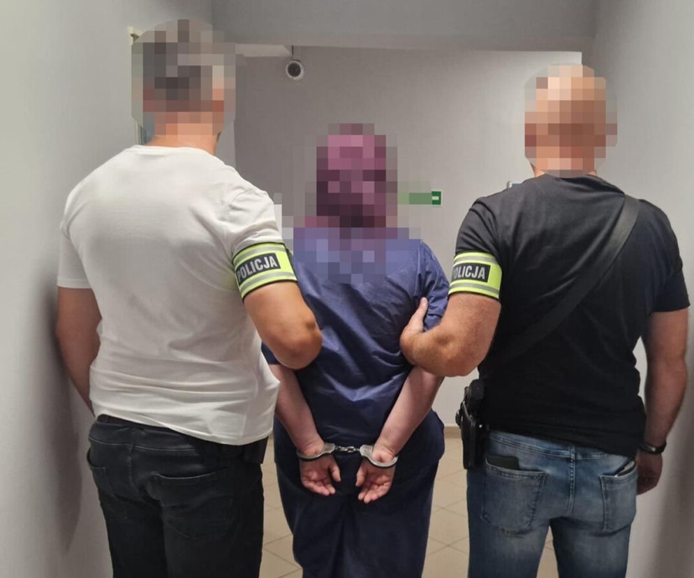 Dwóch policjantów prowadzi kobietę w kajdankach. O zatrzymaniu podejrzanych o zabójstwo pod Radomiem przeczytasz na SE.