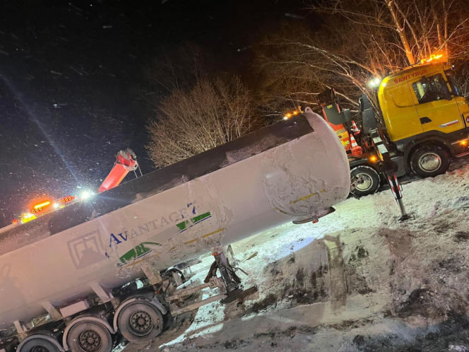 Przewrócona cysterna z gazem na DK-19 w Sarnakach