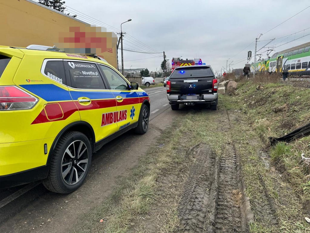 Ożarów Mazowiecki. Młody mężczyzna zginął pod kołami pociągu. Policja wyjaśnia okoliczności wypadku